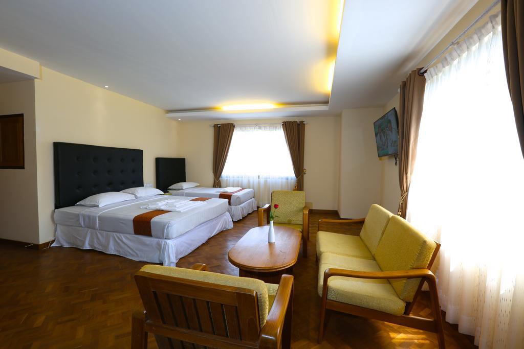 Queen'S Park Hotel Rangum Exterior foto